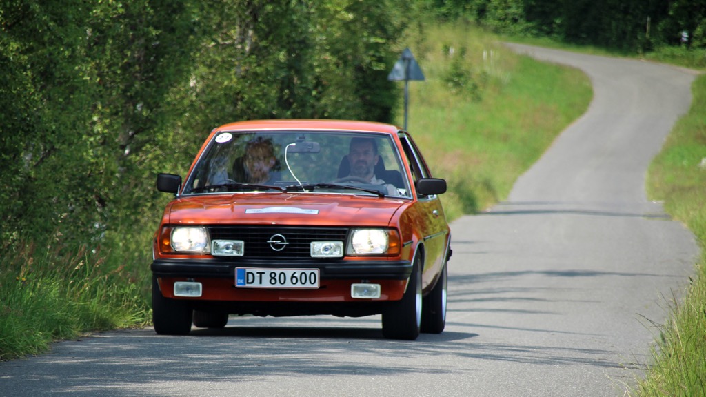 Hans-Jørn Søgård Andersen, løbsleder for 4. afdeling i Ans, og Kaj Mikkelsen, Silkeborg ses her i 3. afdeling af mesterskabet. Hans-Jørn var dog her erstattet af sønnen Ronnie Søgård Andersen. Da det er muligt at deltage med en reservechauffør eller codriver, fører Hans-Jørn Søgård Andersen og Kaj Mikkelsen mesterskabet i Sport klassen.
(Foto: Bjarne Andersen, AAS)